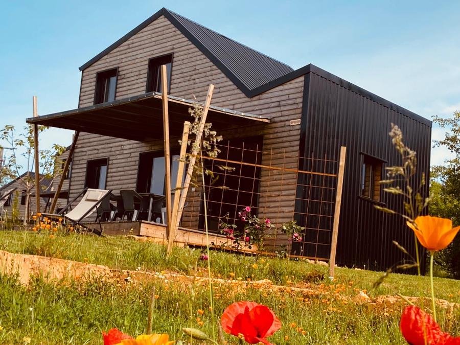 Camping Pas Cher vous présente avec son site Officiel campingpascher.fr, le Camping L'Offrerie - Dordogne - Périgord Noir classé 4 étoiles, situé sur la commune de Rouffignac Saint Cernin dans le département Dordogne (Aquitaine) en France. Le camping L'Offrerie - Dordogne - Périgord Noir, vous présente un hébergement de type maison de campagne de 60 m² pour 6 personnes avec climatisation et télévision. Le camping L'Offrerie - Dordogne - Périgord Noir vous propose du jeudi 24 septembre au jeudi 01 octobre 2026 pour 7 nuits à 615€. Cette location propose 28 dates différentes pour réserver votre séjour. Découvrez également les 15 autres gammes d'hébergements du camping. Piscine chauffée, Piscine extérieure, Animations familiales, Aire de jeux enfants, Baby-foot, Flipper, Ping-pong, Pétanque, Randonnée, Salle de jeux vidéo, Terrain multisports, Tir à l’arc, Bar, Dépôt de pain, Restaurant, Snack/Bar, Supermarché,... En savoir plus : cliquez-ICI.