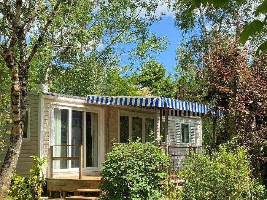 Camping Pas Cher vous présente avec son site Officiel campingpascher.fr, le Camping L'Offrerie - Dordogne - Périgord Noir classé 4 étoiles, situé sur la commune de Rouffignac Saint Cernin dans le département Dordogne (Aquitaine) en France. Le camping L'Offrerie - Dordogne - Périgord Noir, vous présente un hébergement de type mobil-home de 35 m² pour 6 personnes et télévision. Le camping L'Offrerie - Dordogne - Périgord Noir vous propose du sam. 25 juillet au sam. 01 août 2026, en promotion à -15% pour 7 nuits à 803 € au lieu de 945,0 € soit une Économie de 142 €. Cette location propose 3 dates différentes pour réserver votre séjour. Découvrez également les 15 autres gammes d'hébergements du camping. Piscine chauffée, Piscine extérieure, Animations familiales, Aire de jeux enfants, Baby-foot, Flipper, Ping-pong, Pétanque, Randonnée, Salle de jeux vidéo, Terrain multisports, Tir à l’arc, Bar, Dépôt de pain, Restaurant, Snack/Bar, Supermarché,... En savoir plus : cliquez-ICI.