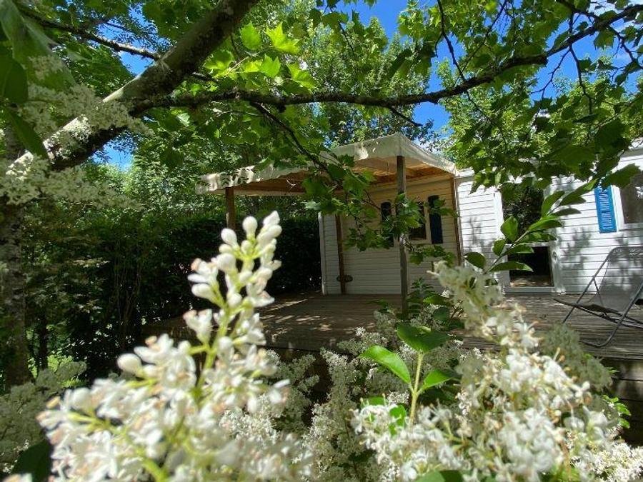 Camping Pas Cher vous présente avec son site Officiel campingpascher.fr, le Camping L'Offrerie - Dordogne - Périgord Noir classé 4 étoiles, situé sur la commune de Rouffignac Saint Cernin dans le département Dordogne (Aquitaine) en France. Le camping L'Offrerie - Dordogne - Périgord Noir, vous présente un hébergement de type mobil-home de 28 m² pour 5 personnes. Le camping L'Offrerie - Dordogne - Périgord Noir vous propose du dimanche 26 juillet au dimanche 02 août 2026, en promotion à -14% pour 7 nuits à 637 € au lieu de 749,0 € soit une Économie de 112 €. Cette location propose 3 dates différentes pour réserver votre séjour. Découvrez également les 15 autres gammes d'hébergements du camping. Piscine chauffée, Piscine extérieure, Animations familiales, Aire de jeux enfants, Baby-foot, Flipper, Ping-pong, Pétanque, Randonnée, Salle de jeux vidéo, Terrain multisports, Tir à l’arc, Bar, Dépôt de pain, Restaurant, Snack/Bar, Supermarché,... En savoir plus : cliquez-ICI.
