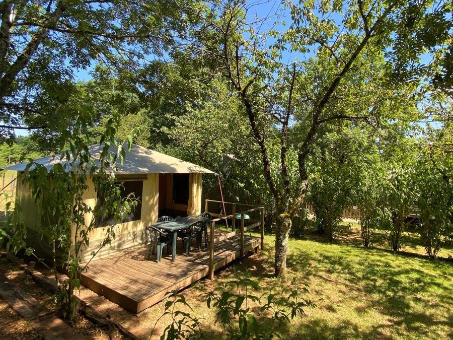 Camping Pas Cher vous présente avec son site Officiel campingpascher.fr, le Camping L'Offrerie - Dordogne - Périgord Noir classé 4 étoiles, situé sur la commune de Rouffignac Saint Cernin dans le département Dordogne (Aquitaine) en France. Le camping L'Offrerie - Dordogne - Périgord Noir, vous présente un hébergement de type bungalow toilé de 16 m² pour 4 personnes. Le camping L'Offrerie - Dordogne - Périgord Noir vous propose du sam. 11 juillet au sam. 18 juillet 2026 pour 7 nuits à 350€. Cette location propose 6 dates différentes pour réserver votre séjour. Découvrez également les 15 autres gammes d'hébergements du camping. Piscine chauffée, Piscine extérieure, Animations familiales, Aire de jeux enfants, Baby-foot, Flipper, Ping-pong, Pétanque, Randonnée, Salle de jeux vidéo, Terrain multisports, Tir à l’arc, Bar, Dépôt de pain, Restaurant, Snack/Bar, Supermarché,... En savoir plus : cliquez-ICI.