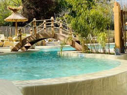 Camping Pas Cher vous présente avec son site Officiel campingpascher.fr, le Camping L'Offrerie - Dordogne - Périgord Noir classé 4 étoiles, situé sur la commune de Rouffignac Saint Cernin dans le département Dordogne (Aquitaine) en France. Le camping L'Offrerie - Dordogne - Périgord Noir vous propose un hébergement de type hébergement insolite de 20 m² pour 4 personnes. L'établissement vous propose 15 autres types d'hébergements. Découvrez tous nos séjours à petits prix dans la commune et aux alentours de Rouffignac Saint Cernin du département : Dordogne (Aquitaine). Piscine chauffée, Piscine extérieure, Animations familiales, Aire de jeux enfants, Baby-foot, Flipper, Ping-pong, Pétanque, Randonnée, Salle de jeux vidéo, Terrain multisports, Tir à l’arc, Bar, Dépôt de pain, Restaurant, Snack/Bar, Supermarché,... En savoir plus : cliquez-ICI.