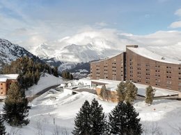 Camping Pas Cher vous présente avec son site Officiel campingpascher.fr, le Village vacances Village Club MMV Altitude classé 4 étoiles, situé sur la commune de Bourg St Maurice dans le département Savoie (Rhône Alpes) en France. Le village vacances Village Club MMV Altitude vous propose un hébergement de type chambre (télévision). L'établissement vous propose 4 autres types d'hébergements. Découvrez tous nos séjours à petits prix dans la commune et aux alentours de Bourg St Maurice du département : Savoie (Rhône Alpes). Piscine chauffée, Piscine couverte, Animations familiales, Club ados, Club enfants, Bar, Restaurant,... En savoir plus : cliquez-ICI.