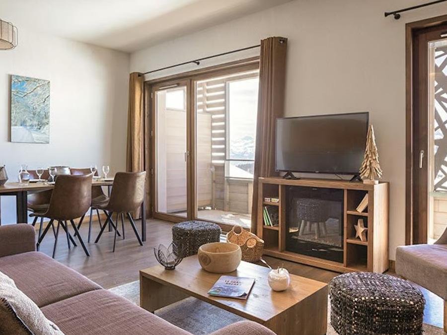 Camping Pas Cher vous présente avec son site Officiel campingpascher.fr, la Résidence Club MMV Les Chalets Des Cimes classé 4 étoiles, située sur la commune de Hauteluce dans le département Savoie (Rhône Alpes) en France. La résidence Club MMV Les Chalets Des Cimes vous propose un hébergement de type appartement de 84 m² pour 1 personne (télévision). L'établissement vous propose 12 autres types d'hébergements. Découvrez tous nos séjours à petits prix dans la commune et aux alentours de Hauteluce du département : Savoie (Rhône Alpes). Piscine chauffée, Piscine couverte, Club ados, Club enfants, Dépôt de pain,... En savoir plus : cliquez-ICI.