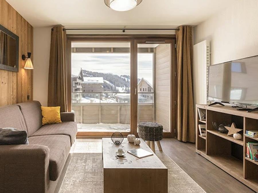 Camping Pas Cher vous présente avec son site Officiel campingpascher.fr, la Résidence Club MMV Les Chalets Des Cimes classé 4 étoiles, située sur la commune de Hauteluce dans le département Savoie (Rhône Alpes) en France. La résidence Club MMV Les Chalets Des Cimes, vous présente un hébergement de type appartement de 34 m² et télévision. La résidence Club MMV Les Chalets Des Cimes vous propose du sam. 12 décembre au sam. 19 décembre 2026 pour 7 nuits à 708.05€. Cette location propose 7 dates différentes pour réserver votre séjour. Découvrez également les 12 autres gammes d'hébergements de la résidence. Piscine chauffée, Piscine couverte, Club ados, Club enfants, Dépôt de pain,... En savoir plus : cliquez-ICI.
