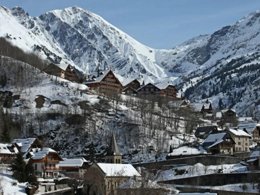 Camping Pas Cher vous présente avec son site Officiel campingpascher.fr, la Résidence Terresens L’Etendard, située sur la commune de Vaujany dans le département Isère (Rhône Alpes) en France. La résidence Terresens L’Etendard, vous présente un hébergement de type appartement. La résidence Terresens L’Etendard vous propose du sam. 28 novembre au sam. 05 décembre 2026, en promotion à -9% pour 7 nuits à 510,30 € au lieu de 567,0 € soit une Économie de 56,70 €. Cette location propose 17 dates différentes pour réserver votre séjour. Découvrez également les 1 autres gammes d'hébergements de la résidence.... En savoir plus : cliquez-ICI.