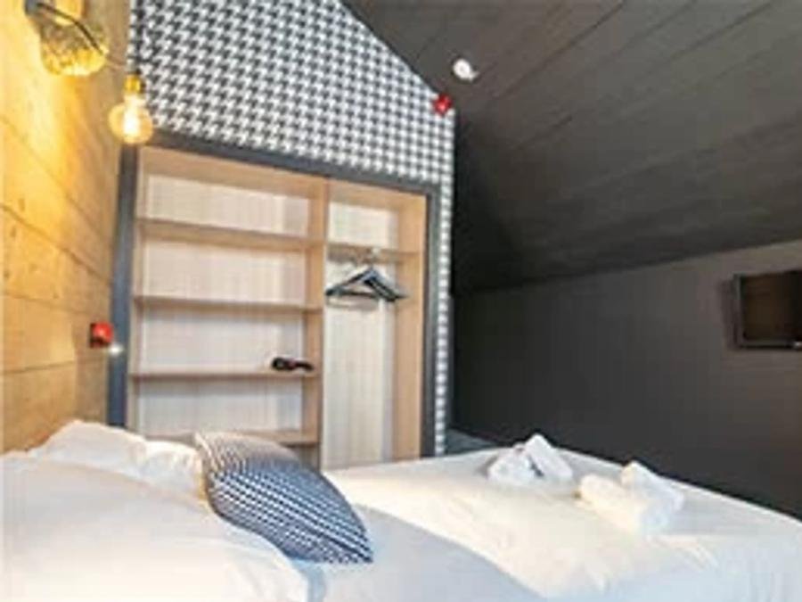 Camping Pas Cher vous présente avec son site Officiel campingpascher.fr, la Résidence Résidences & Hôtels Le Cristal Lodge - Terrésens, située sur la commune de Saint Chaffrey dans le département Hautes-alpes (Provence Alpes Côte D'azur) en France. La résidence Résidences & Hôtels Le Cristal Lodge - Terrésens, vous présente un hébergement de type chambre de 40 m² pour 4 personnes et télévision. La résidence Résidences & Hôtels Le Cristal Lodge - Terrésens vous propose du vendredi 28 août au vendredi 04 septembre 2026 avec une PROMO de DERNIÈRE MINUTE, en promotion à -19% pour 7 nuits à 581,70 € au lieu de 722 € soit une Économie de 140,30 €. Cette location propose 2 dates différentes pour réserver votre séjour. Découvrez également les 14 autres gammes d'hébergements de la résidence. Salle de jeux vidéo,... En savoir plus : cliquez-ICI.