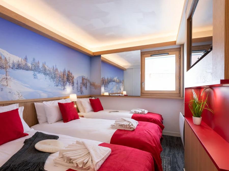 Camping Pas Cher vous présente avec son site Officiel campingpascher.fr, la Résidence Village Club MMV Plagne 2000 - Aime La Plagne classé 4 étoiles, située sur la commune de La Plagne Tarentaise dans le département Savoie (Rhône Alpes) en France. La résidence Village Club MMV Plagne 2000 - Aime La Plagne vous propose un hébergement de type chambre de 12 m² (télévision). L'établissement vous propose 2 autres types d'hébergements. Découvrez tous nos séjours à petits prix dans la commune et aux alentours de La Plagne Tarentaise du département : Savoie (Rhône Alpes). Animation ados, Club enfants,... En savoir plus : cliquez-ICI.