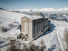 Camping Pas Cher vous présente avec son site Officiel campingpascher.fr, la Résidence Village Club MMV Plagne 2000 - Aime La Plagne classé 4 étoiles, située sur la commune de La Plagne Tarentaise dans le département Savoie (Rhône Alpes) en France. La résidence Village Club MMV Plagne 2000 - Aime La Plagne vous propose un hébergement de type chambre de 12 m² (télévision). L'établissement vous propose 2 autres types d'hébergements. Découvrez tous nos séjours à petits prix dans la commune et aux alentours de La Plagne Tarentaise du département : Savoie (Rhône Alpes). Animation ados, Club enfants,... En savoir plus : cliquez-ICI.
