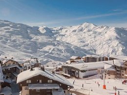 Camping Pas Cher vous présente avec son site Officiel campingpascher.fr, la Résidence Village Club MMV Les Arolles classé 4 étoiles, située sur la commune de Les Belleville dans le département Savoie (Rhône Alpes) en France. La résidence Village Club MMV Les Arolles vous propose un hébergement de type chambre pour 4 personnes (télévision). L'établissement vous propose 5 autres types d'hébergements. Découvrez tous nos séjours à petits prix dans la commune et aux alentours de Les Belleville du département : Savoie (Rhône Alpes). Animations familiales, Club ados, Club enfants, Bar,... En savoir plus : cliquez-ICI.