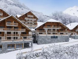 Camping Pas Cher vous présente avec son site Officiel campingpascher.fr, la Résidence Les Edelweiss - Terrésens - Hôtels & Résidences, située sur la commune de Vaujany dans le département Isère (Rhône Alpes) en France. La résidence Les Edelweiss - Terrésens - Hôtels & Résidences, vous présente un hébergement de type appartement de 80 m² pour 8 personnes. La résidence Les Edelweiss - Terrésens - Hôtels & Résidences vous propose du sam. 28 novembre au sam. 05 décembre 2026, en promotion à -10% pour 7 nuits à 882 € au lieu de 980,0 € soit une Économie de 98 €. Cette location propose 17 dates différentes pour réserver votre séjour. Découvrez également les 6 autres gammes d'hébergements de la résidence. Salle de jeux vidéo,... En savoir plus : cliquez-ICI.