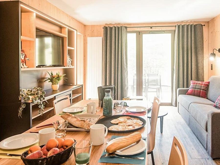 Camping Pas Cher vous présente avec son site Officiel campingpascher.fr, la Résidence Club MMV L'Etoile Des Sybelles classé 4 étoiles, située sur la commune de Villarembert dans le département Savoie (Rhône Alpes) en France. La résidence Club MMV L'Etoile Des Sybelles, vous présente un hébergement de type appartement et télévision. La résidence Club MMV L'Etoile Des Sybelles vous propose du sam. 22 août au sam. 29 août 2026, en promotion à -15% pour 7 nuits à 993,65 € au lieu de 1169,0 € soit une Économie de 175,35 €. Cette location propose 9 dates différentes pour réserver votre séjour. Découvrez également les 16 autres gammes d'hébergements de la résidence. Piscine couverte, Piscine extérieure, Animations familiales, Club ados, Club enfants, Bar, Dépôt de pain,... En savoir plus : cliquez-ICI.