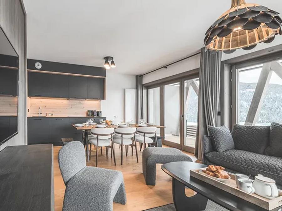 Camping Pas Cher vous présente avec son site Officiel campingpascher.fr, la Résidence Residence Terresens Le Quartz classé 4 étoiles, située sur la commune de Peisey Nancroix dans le département Savoie (Rhône Alpes) en France. La résidence Residence Terresens Le Quartz vous propose un hébergement de type appartement de 80 m² pour 1 personne. L'établissement vous propose 6 autres types d'hébergements. Découvrez tous nos séjours à petits prix dans la commune et aux alentours de Peisey Nancroix du département : Savoie (Rhône Alpes). Salle de jeux vidéo,... En savoir plus : cliquez-ICI.
