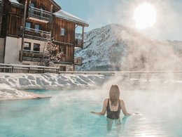 Camping Pas Cher vous présente avec son site Officiel campingpascher.fr, la Résidence Club MMV Le Hameau Des Airelles classé 4 étoiles, située sur la commune de Montgenevre dans le département Alpes-maritimes (Provence Alpes Côte D'azur) en France. La résidence Club MMV Le Hameau Des Airelles vous propose un hébergement de type appartement de 101 m² (télévision). L'établissement vous propose 12 autres types d'hébergements. Découvrez tous nos séjours à petits prix dans la commune et aux alentours de Montgenevre du département : Alpes-maritimes (Provence Alpes Côte D'azur). Piscine chauffée, Piscine extérieure, Animations familiales, Club ados, Club enfants, Salle de jeux vidéo, Bar, Dépôt de pain,... En savoir plus : cliquez-ICI.