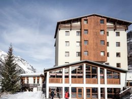 Camping Pas Cher vous présente avec son site Officiel campingpascher.fr, la Résidence Village Club MMV Les Brévières classé 4 étoiles, située sur la commune de Tignes dans le département Savoie (Rhône Alpes) en France. La résidence Village Club MMV Les Brévières vous propose un hébergement de type chambre de 24 m² (télévision). L'établissement vous propose 4 autres types d'hébergements. Découvrez tous nos séjours à petits prix dans la commune et aux alentours de Tignes du département : Savoie (Rhône Alpes). Animations familiales, Club ados, Club enfants, Bar, Restaurant,... En savoir plus : cliquez-ICI.