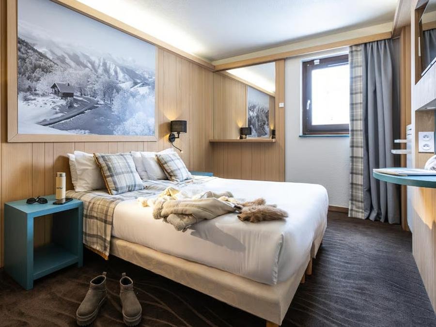 Camping Pas Cher vous présente avec son site Officiel campingpascher.fr, le Établissement Hôtel Club Mmv Les Bergers classé 4 étoiles, situé sur la commune de Huez dans le département Isère (Rhône Alpes) en France. L'établissement Hôtel Club Mmv Les Bergers vous propose un hébergement de type chambre de 15 m² (télévision). L'établissement vous propose 5 autres types d'hébergements. Découvrez tous nos séjours à petits prix dans la commune et aux alentours de Huez du département : Isère (Rhône Alpes). Piscine chauffée, Piscine extérieure, Animations familiales, Club ados, Club enfants, Bar, Restaurant,... En savoir plus : cliquez-ICI.