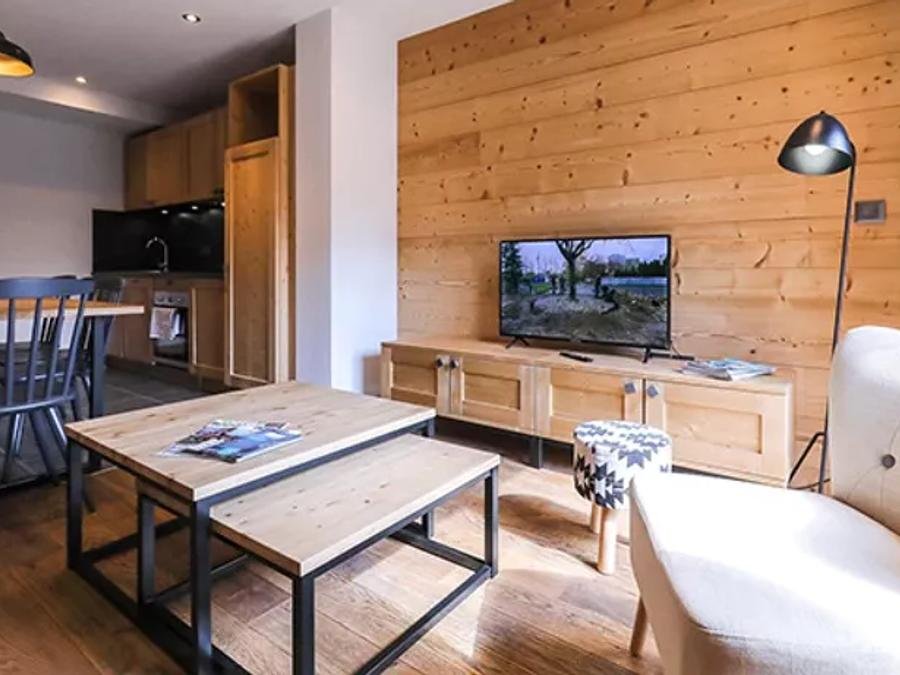 Camping Pas Cher vous présente avec son site Officiel campingpascher.fr, la Résidence Les Fermes Du Mont-Blanc - Terrésens Hôtels Et Résidences classé 4 étoiles, située sur la commune de Combloux dans le département Haute-savoie (Rhône Alpes) en France. La résidence Les Fermes Du Mont-Blanc - Terrésens Hôtels Et Résidences, vous présente un hébergement de type appartement de 40 m² et télévision. La résidence Les Fermes Du Mont-Blanc - Terrésens Hôtels Et Résidences vous propose du sam. 20 mars au sam. 27 mars 2027, en promotion à -10% pour 7 nuits à 1203,30 € au lieu de 1337,0 € soit une Économie de 133,70 €. Cette location propose 5 dates différentes pour réserver votre séjour. Découvrez également les 11 autres gammes d'hébergements de la résidence. Piscine chauffée, Piscine couverte,... En savoir plus : cliquez-ICI.