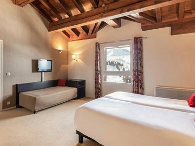 Cliquez pour découvrir toutes les photos de l'HÉBERGEMENT ! chambre - Village Club MMV Les 2 Domaines photo 3