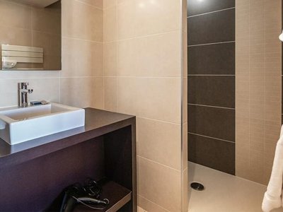 Cliquez pour découvrir toutes les photos de l'HÉBERGEMENT ! chambre - Village Club MMV Les 2 Domaines photo 4