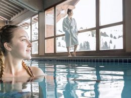 Camping Pas Cher vous présente avec son site Officiel campingpascher.fr, la Résidence Village Club MMV Les 2 Domaines classé 4 étoiles, située sur la commune de La Plagne Tarentaise dans le département Savoie (Rhône Alpes) en France. La résidence Village Club MMV Les 2 Domaines vous propose un hébergement de type chambre de 23 m² (télévision). L'établissement vous propose 5 autres types d'hébergements. Découvrez tous nos séjours à petits prix dans la commune et aux alentours de La Plagne Tarentaise du département : Savoie (Rhône Alpes). Piscine chauffée, Piscine couverte, Club ados, Club enfants, Bar, Restaurant,... En savoir plus : cliquez-ICI.
