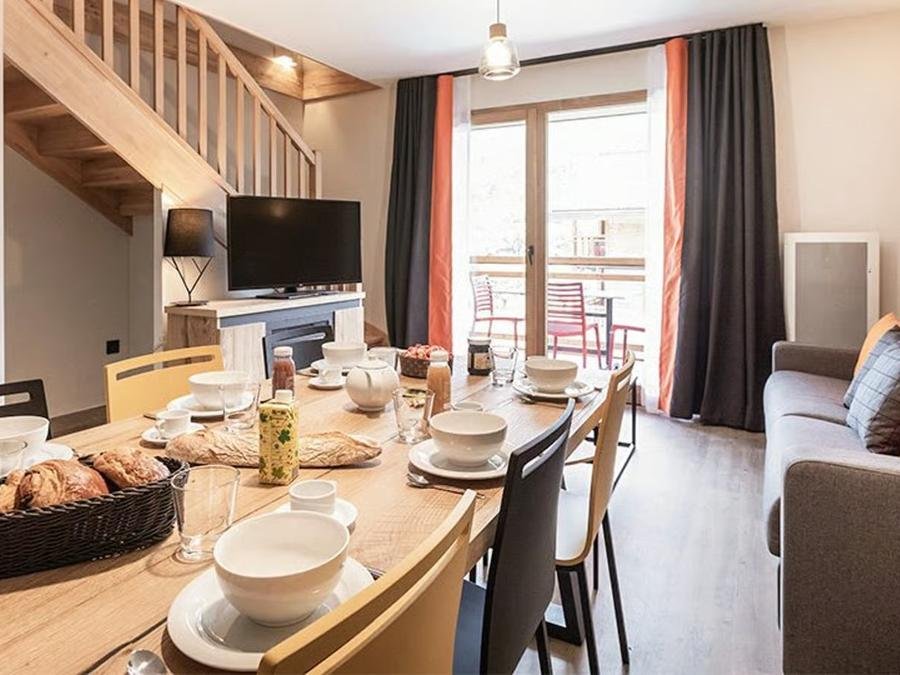Camping Pas Cher vous présente avec son site Officiel campingpascher.fr, la Résidence Club MMV Samoëns Village classé 4 étoiles, située sur la commune de Samoens dans le département Haute-savoie (Rhône Alpes) en France. La résidence Club MMV Samoëns Village vous propose un hébergement de type appartement de 55 m² pour 1 personne (télévision). L'établissement vous propose 10 autres types d'hébergements. Découvrez tous nos séjours à petits prix dans la commune et aux alentours de Samoens du département : Haute-savoie (Rhône Alpes). Piscine couverte, Piscine extérieure, Animations familiales, Club ados, Club enfants, Salle de jeux vidéo, Bar, Dépôt de pain,... En savoir plus : cliquez-ICI.
