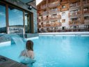 Camping Pas Cher vous présente avec son site Officiel campingpascher.fr, la Résidence Club MMV Samoëns Village classé 4 étoiles, située sur la commune de Samoens dans le département Haute-savoie (Rhône Alpes) en France. La résidence Club MMV Samoëns Village vous propose un hébergement de type appartement de 49 m² pour 1 personne (télévision). L'établissement vous propose 9 autres types d'hébergements. Découvrez tous nos séjours à petits prix dans la commune et aux alentours de Samoens du département : Haute-savoie (Rhône Alpes). Piscine couverte, Piscine extérieure, Animations familiales, Club ados, Club enfants, Salle de jeux vidéo, Bar, Dépôt de pain,... En savoir plus : cliquez-ICI.
