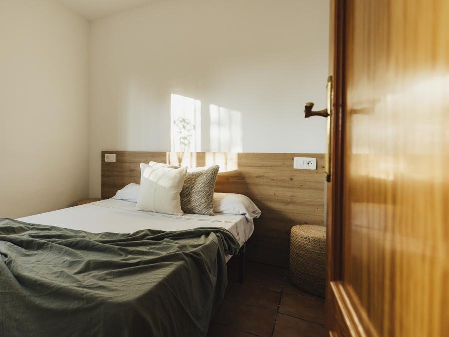 Camping Pas Cher vous présente avec son site Officiel campingpascher.fr, le Camping Kiko Park Rural, situé sur la commune de Contreras dans le département Burgos (Castille Et León) en Espagne. Le camping Kiko Park Rural, vous présente un hébergement de type maison. Le camping Kiko Park Rural vous propose du dimanche 06 septembre au dimanche 13 septembre 2026 pour 7 nuits à 660€. Cette location propose 87 dates différentes pour réserver votre séjour. Découvrez également les 5 autres gammes d'hébergements du camping. Piscine extérieure, Canoë-kayak, Rafting, Randonnée, Sports nautiques, Bar, Restaurant,... En savoir plus : cliquez-ICI.