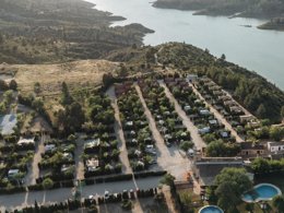 Camping Pas Cher vous présente avec son site Officiel campingpascher.fr, le Camping Kiko Park Rural, situé sur la commune de Contreras dans le département Burgos (Castille Et León) en Espagne. Le camping Kiko Park Rural vous propose un hébergement de type chalet avec climatisation. L'établissement vous propose 5 autres types d'hébergements. Découvrez tous nos séjours à petits prix dans la commune et aux alentours de Contreras du département : Burgos (Castille Et León). Piscine extérieure, Canoë-kayak, Rafting, Randonnée, Sports nautiques, Bar, Restaurant,... En savoir plus : cliquez-ICI.