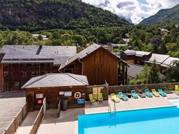 Camping Pas Cher vous présente avec son site Officiel campingpascher.fr, la Résidence Vacancéole - Les Chalets D'Ax, située sur la commune de Ax Les Thermes dans le département Ariège (Midi Pyrénées) en France. La résidence Vacancéole - Les Chalets D'Ax, vous présente un hébergement de type studio de 24 m² pour 2 personnes et télévision. La résidence Vacancéole - Les Chalets D'Ax vous propose du vendredi 23 octobre au vendredi 30 octobre 2026, en promotion à -20% pour 7 nuits à 271,20 € au lieu de 339,0 € soit une Économie de 67,80 €. Cette location propose 149 dates différentes pour réserver votre séjour. Découvrez également les 5 autres gammes d'hébergements de la résidence. Piscine extérieure, Randonnée,... En savoir plus : cliquez-ICI.