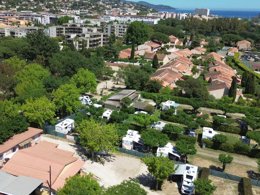 Camping Pas Cher vous présente avec son site Officiel campingpascher.fr, le Camping Tikayan Beauséjour classé 2 étoiles, situé sur la commune de Le Lavandou dans le département Var (Provence Alpes Côte D'azur) en France. Le camping Tikayan Beauséjour, vous présente un hébergement de type mobil-home de 26 m² avec climatisation et télévision. Le camping Tikayan Beauséjour vous proposeun séjour PAS CHER avec une REMISEdu vendredi 11 septembre au vendredi 18 septembre 2026, en promotion à -30% pour 7 nuits à 379,40 € au lieu de 542,0 € soit une Économie de 162,60 €. Cette location propose 57 dates différentes pour réserver votre séjour. Découvrez également les 2 autres gammes d'hébergements du camping. Canoë-kayak, Cyclisme, Paddle, Sports nautiques, Restaurant,... En savoir plus : cliquez-ICI.
