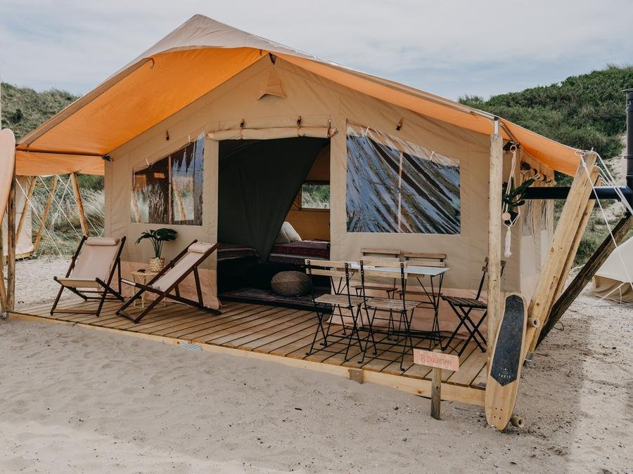Camping Pas Cher vous présente avec son site Officiel campingpascher.fr, le Camping Les Sables D'argent classé 3 étoiles, situé sur la commune de Soulac Sur Mer dans le département Gironde (Aquitaine) en France. Le camping Les Sables D'argent vous propose un hébergement de type tente en toile et bois de 30 m² pour 5 personnes. L'établissement vous propose 11 autres types d'hébergements. Découvrez tous nos séjours à petits prix dans la commune et aux alentours de Soulac Sur Mer du département : Gironde (Aquitaine). Les Avis clients pour le Camping Les Sables D'argent sont excellents avec une note moyenne de 8 sur 10. Mer, Piscine chauffée, Piscine extérieure, Animations familiales, Club ados, Club enfants, Aire de jeux enfants, Centre équestre, Ping-pong, Pétanque, Bar, Pizzeria, Plats à emporter, Snack/Bar, Épicerie,... En savoir plus : cliquez-ICI.
