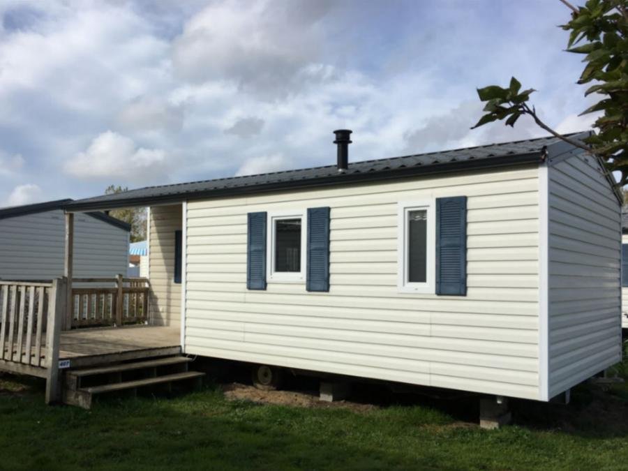 Camping Pas Cher vous présente avec son site Officiel campingpascher.fr, le Camping L'Atlantique classé 4 étoiles, situé sur la commune de Angles dans le département Vendée (Pays De La Loire) en France. Le camping L'Atlantique, vous présente un hébergement de type mobil-home de 29 m² pour 3 personnes. Le camping L'Atlantique vous proposeun séjour PAS CHER avec une REMISEdu jeudi 18 juin au jeudi 25 juin 2026, en promotion à -30% pour 7 nuits à 185,50 € au lieu de 265,0 € soit une Économie de 79,50 €. Cette location propose 27 dates différentes pour réserver votre séjour. Découvrez également les 29 autres gammes d'hébergements du camping. Les Avis clients pour le Camping L'Atlantique sont de 7 sur 10. Piscine couverte, Piscine extérieure, Animations familiales, Club enfants, Aire de jeux enfants, Baby-foot, Canoë-kayak, Centre équestre, Golf, Ping-pong, Piscine, Pétanque, Salle de jeux vidéo, Surf, Terrain de football, Terrain multisports, Bar, Dépôt de pain, Plats à emporter, Restaurant, Snack/Bar, Supermarché,... En savoir plus : cliquez-ICI.