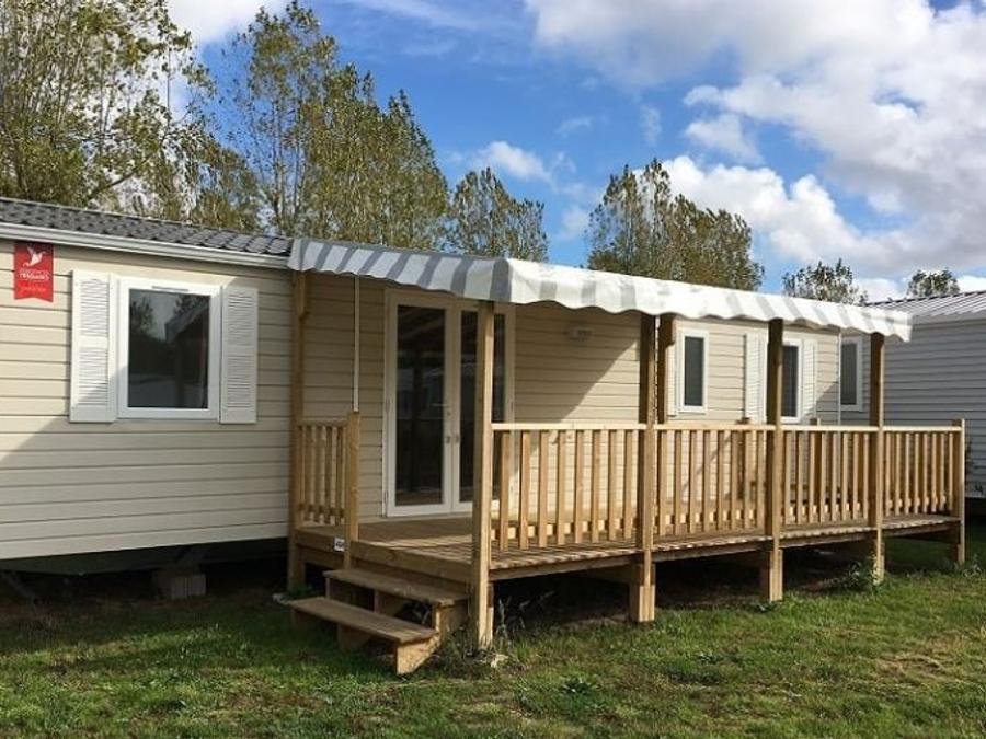 Camping Pas Cher vous présente avec son site Officiel campingpascher.fr, le Camping Maeva Club L'Atlantique classé 4 étoiles, situé sur la commune de Angles dans le département Vendée (Pays De La Loire) en France. Le camping Maeva Club L'Atlantique vous propose un hébergement de type mobil-home de 40 m² pour 5 personnes. L'établissement vous propose 29 autres types d'hébergements. Découvrez tous nos séjours à petits prix dans la commune et aux alentours de Angles du département : Vendée (Pays De La Loire). Les Avis clients pour le Camping Maeva Club L'Atlantique sont de 7 sur 10. Piscine couverte, Piscine extérieure, Animations familiales, Club enfants, Aire de jeux enfants, Baby-foot, Canoë-kayak, Centre équestre, Golf, Ping-pong, Piscine, Pétanque, Salle de jeux vidéo, Surf, Terrain de football, Terrain multisports, Bar, Dépôt de pain, Plats à emporter, Restaurant, Snack/Bar, Supermarché,... En savoir plus : cliquez-ICI.