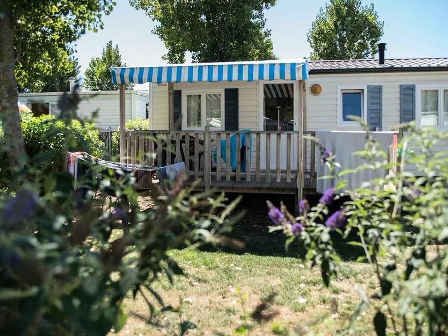 Camping Pas Cher vous présente avec son site Officiel campingpascher.fr, le Camping L'Atlantique classé 4 étoiles, situé sur la commune de Angles dans le département Vendée (Pays De La Loire) en France. Le camping L'Atlantique, vous présente un hébergement de type mobil-home de 31 m² pour 6 personnes. Le camping L'Atlantique vous propose du vendredi 05 juin au vendredi 12 juin 2026 avec une PROMO de DERNIÈRE MINUTE, en promotion à -28% pour 7 nuits à 229 € au lieu de 318,06 € soit une Économie de 89,06 €. Cette location propose 17 dates différentes pour réserver votre séjour. Découvrez également les 29 autres gammes d'hébergements du camping. Les Avis clients pour le Camping L'Atlantique sont de 7 sur 10. Piscine couverte, Piscine extérieure, Animations familiales, Club enfants, Aire de jeux enfants, Baby-foot, Canoë-kayak, Centre équestre, Golf, Ping-pong, Piscine, Pétanque, Salle de jeux vidéo, Surf, Terrain de football, Terrain multisports, Bar, Dépôt de pain, Plats à emporter, Restaurant, Snack/Bar, Supermarché,... En savoir plus : cliquez-ICI.