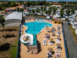 Camping Pas Cher vous présente avec son site Officiel campingpascher.fr, le Camping Maeva Club L'Atlantique classé 4 étoiles, situé sur la commune de Angles dans le département Vendée (Pays De La Loire) en France. Le camping Maeva Club L'Atlantique vous propose un hébergement de type tente de 20 m² pour 3 personnes. L'établissement vous propose 29 autres types d'hébergements. Découvrez tous nos séjours à petits prix dans la commune et aux alentours de Angles du département : Vendée (Pays De La Loire). Les Avis clients pour le Camping Maeva Club L'Atlantique sont de 7 sur 10. Piscine couverte, Piscine extérieure, Animations familiales, Club enfants, Aire de jeux enfants, Baby-foot, Canoë-kayak, Centre équestre, Golf, Ping-pong, Piscine, Pétanque, Salle de jeux vidéo, Surf, Terrain de football, Terrain multisports, Bar, Dépôt de pain, Plats à emporter, Restaurant, Snack/Bar, Supermarché,... En savoir plus : cliquez-ICI.