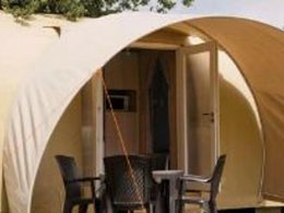 Camping Pas Cher vous présente avec son site Officiel campingpascher.fr, le Camping Maeva Club L'Atlantique classé 4 étoiles, situé sur la commune de Angles dans le département Vendée (Pays De La Loire) en France. Le camping Maeva Club L'Atlantique, vous présente un hébergement de type bungalow toilé de 16 m² pour 4 personnes. Le camping Maeva Club L'Atlantique vous proposeun séjour PAS CHER avec une REMISEdu dimanche 17 mai au dimanche 24 mai 2026, en promotion à -30% pour 7 nuits à 161,70 € au lieu de 231,0 € soit une Économie de 69,30 €. Cette location propose 59 dates différentes pour réserver votre séjour. Découvrez également les 26 autres gammes d'hébergements du camping. Les Avis clients pour le Camping Maeva Club L'Atlantique sont de 7 sur 10. Piscine couverte, Piscine extérieure, Animations familiales, Club enfants, Aire de jeux enfants, Baby-foot, Canoë-kayak, Centre équestre, Golf, Ping-pong, Piscine, Pétanque, Salle de jeux vidéo, Surf, Terrain de football, Terrain multisports, Bar, Dépôt de pain, Plats à emporter, Restaurant, Snack/Bar, Supermarché,... En savoir plus : cliquez-ICI.