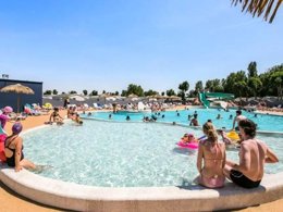 Camping Pas Cher vous présente avec son site Officiel campingpascher.fr, le Camping Maeva Club L'Atlantique classé 4 étoiles, situé sur la commune de Angles dans le département Vendée (Pays De La Loire) en France. Le camping Maeva Club L'Atlantique, vous présente un hébergement de type bungalow de 32 m² pour 6 personnes avec climatisation. Le camping Maeva Club L'Atlantique vous propose du vendredi 05 juin au vendredi 12 juin 2026, en promotion à -29% pour 7 nuits à 269 € au lieu de 379,0 € soit une Économie de 110 €. Cette location propose 90 dates différentes pour réserver votre séjour. Découvrez également les 26 autres gammes d'hébergements du camping. Les Avis clients pour le Camping Maeva Club L'Atlantique sont de 7 sur 10. Piscine couverte, Piscine extérieure, Animations familiales, Club enfants, Aire de jeux enfants, Baby-foot, Canoë-kayak, Centre équestre, Golf, Ping-pong, Piscine, Pétanque, Salle de jeux vidéo, Surf, Terrain de football, Terrain multisports, Bar, Dépôt de pain, Plats à emporter, Restaurant, Snack/Bar, Supermarché,... En savoir plus : cliquez-ICI.