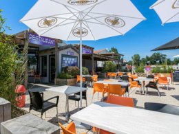 Camping Pas Cher vous présente avec son site Officiel campingpascher.fr, le Camping Maeva Club L'Atlantique classé 4 étoiles, situé sur la commune de Angles dans le département Vendée (Pays De La Loire) en France. Le camping Maeva Club L'Atlantique, vous présente un hébergement de type mobil-home de 24 m² pour 4 personnes et télévision. Le camping Maeva Club L'Atlantique vous proposeun séjour PAS CHER avec une REMISEdu dimanche 07 juin au dimanche 14 juin 2026, en promotion à -30% pour 7 nuits à 182,70 € au lieu de 261,0 € soit une Économie de 78,30 €. Cette location propose 59 dates différentes pour réserver votre séjour. Découvrez également les 26 autres gammes d'hébergements du camping. Les Avis clients pour le Camping Maeva Club L'Atlantique sont de 7 sur 10. Piscine couverte, Piscine extérieure, Animations familiales, Club enfants, Aire de jeux enfants, Baby-foot, Canoë-kayak, Centre équestre, Golf, Ping-pong, Piscine, Pétanque, Salle de jeux vidéo, Surf, Terrain de football, Terrain multisports, Bar, Dépôt de pain, Plats à emporter, Restaurant, Snack/Bar, Supermarché,... En savoir plus : cliquez-ICI.