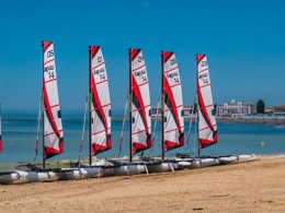 Camping Pas Cher vous présente avec son site Officiel campingpascher.fr, le Camping Maeva Club L'Atlantique classé 4 étoiles, situé sur la commune de Angles dans le département Vendée (Pays De La Loire) en France. Le camping Maeva Club L'Atlantique vous propose un hébergement de type mobil-home de 35 m² pour 5 personnes. L'établissement vous propose 17 autres types d'hébergements. Découvrez tous nos séjours à petits prix dans la commune et aux alentours de Angles du département : Vendée (Pays De La Loire). Les Avis clients pour le Camping Maeva Club L'Atlantique sont de 7 sur 10. Piscine couverte, Piscine extérieure, Animations familiales, Club enfants, Aire de jeux enfants, Baby-foot, Canoë-kayak, Centre équestre, Golf, Ping-pong, Piscine, Pétanque, Salle de jeux vidéo, Surf, Terrain de football, Terrain multisports, Bar, Dépôt de pain, Plats à emporter, Restaurant, Snack/Bar, Supermarché,... En savoir plus : cliquez-ICI.