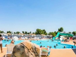 Camping Pas Cher vous présente avec son site Officiel campingpascher.fr, le Camping Maeva Club L'Atlantique classé 4 étoiles, situé sur la commune de Angles dans le département Vendée (Pays De La Loire) en France. Le camping Maeva Club L'Atlantique, vous présente un hébergement de type bungalow toilé de 16 m² pour 4 personnes. Le camping Maeva Club L'Atlantique vous proposeun séjour PAS CHER avec une REMISEdu dimanche 17 mai au dimanche 24 mai 2026, en promotion à -30% pour 7 nuits à 161,70 € au lieu de 231,0 € soit une Économie de 69,30 €. Cette location propose 59 dates différentes pour réserver votre séjour. Découvrez également les 26 autres gammes d'hébergements du camping. Les Avis clients pour le Camping Maeva Club L'Atlantique sont de 7 sur 10. Piscine couverte, Piscine extérieure, Animations familiales, Club enfants, Aire de jeux enfants, Baby-foot, Canoë-kayak, Centre équestre, Golf, Ping-pong, Piscine, Pétanque, Salle de jeux vidéo, Surf, Terrain de football, Terrain multisports, Bar, Dépôt de pain, Plats à emporter, Restaurant, Snack/Bar, Supermarché,... En savoir plus : cliquez-ICI.
