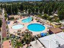 Camping Pas Cher vous présente avec son site Officiel campingpascher.fr, le Camping Siblu Le Montourey Funpass Inclus classé 4 étoiles, situé sur la commune de Fréjus dans le département Var (Provence Alpes Côte D'azur) en France. Le camping Siblu Le Montourey Funpass Inclus, vous présente un hébergement de type mobil-home avec climatisation. Le camping Siblu Le Montourey Funpass Inclus vous proposeun séjour PAS CHER avec une REMISEdu sam. 06 juin au sam. 13 juin 2026, en promotion à -30% pour 7 nuits à 269,50 € au lieu de 385 € soit une Économie de 115,50 €. Cette location propose 11 dates différentes pour réserver votre séjour. Découvrez également les 6 autres gammes d'hébergements du camping. Les Avis clients pour le Camping Siblu Le Montourey Funpass Inclus sont excellents avec une note moyenne de 8 sur 10. Mer, Piscine extérieure, Animations familiales, Club ados, Club enfants, Aire de jeux enfants, Canoë-kayak, Centre équestre, Golf, Parcours sportif, Ping-pong, Piscine, Plongée, Pétanque, Structure gonflable enfants, Terrain de volley-ball, Terrain multisports, Bar, Dépôt de pain, Plats à emporter, Snack/Bar, Supermarché, Épicerie,... En savoir plus : cliquez-ICI.