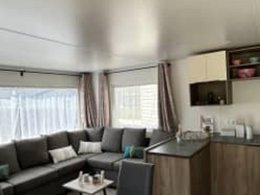 Camping Pas Cher vous présente avec son site Officiel campingpascher.fr, le Camping Siblu Le Montourey Funpass Inclus classé 4 étoiles, situé sur la commune de Fréjus dans le département Var (Provence Alpes Côte D'azur) en France. Le camping Siblu Le Montourey Funpass Inclus, vous présente un hébergement de type mobil-home avec climatisation. Le camping Siblu Le Montourey Funpass Inclus vous propose du sam. 04 avril au sam. 11 avril 2026 pour 7 nuits à 490€. Cette location propose 21 dates différentes pour réserver votre séjour. Découvrez également les 6 autres gammes d'hébergements du camping. Les Avis clients pour le Camping Siblu Le Montourey Funpass Inclus sont excellents avec une note moyenne de 8 sur 10. Mer, Piscine extérieure, Animations familiales, Club ados, Club enfants, Aire de jeux enfants, Canoë-kayak, Centre équestre, Golf, Parcours sportif, Ping-pong, Piscine, Plongée, Pétanque, Structure gonflable enfants, Terrain de volley-ball, Terrain multisports, Bar, Dépôt de pain, Plats à emporter, Snack/Bar, Supermarché, Épicerie,... En savoir plus : cliquez-ICI.