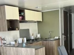 Camping Pas Cher vous présente avec son site Officiel campingpascher.fr, le Camping Siblu Le Montourey Funpass Inclus classé 4 étoiles, situé sur la commune de Fréjus dans le département Var (Provence Alpes Côte D'azur) en France. Le camping Siblu Le Montourey Funpass Inclus, vous présente un hébergement de type mobil-home de 37 m² avec climatisation. Le camping Siblu Le Montourey Funpass Inclus vous propose du sam. 04 avril au sam. 11 avril 2026 pour 7 nuits à 490€. Cette location propose 25 dates différentes pour réserver votre séjour. Découvrez également les 6 autres gammes d'hébergements du camping. Les Avis clients pour le Camping Siblu Le Montourey Funpass Inclus sont excellents avec une note moyenne de 8 sur 10. Mer, Piscine extérieure, Animations familiales, Club ados, Club enfants, Aire de jeux enfants, Canoë-kayak, Centre équestre, Golf, Parcours sportif, Ping-pong, Piscine, Plongée, Pétanque, Structure gonflable enfants, Terrain de volley-ball, Terrain multisports, Bar, Dépôt de pain, Plats à emporter, Snack/Bar, Supermarché, Épicerie,... En savoir plus : cliquez-ICI.