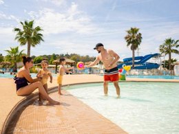 Camping Pas Cher vous présente avec son site Officiel campingpascher.fr, le Camping Siblu Le Montourey Funpass Inclus classé 4 étoiles, situé sur la commune de Fréjus dans le département Var (Provence Alpes Côte D'azur) en France. Le camping Siblu Le Montourey Funpass Inclus, vous présente un hébergement de type mobil-home avec climatisation. Le camping Siblu Le Montourey Funpass Inclus vous propose du sam. 04 avril au sam. 11 avril 2026 pour 7 nuits à 441€. Cette location propose 25 dates différentes pour réserver votre séjour. Découvrez également les 6 autres gammes d'hébergements du camping. Les Avis clients pour le Camping Siblu Le Montourey Funpass Inclus sont excellents avec une note moyenne de 8 sur 10. Mer, Piscine extérieure, Animations familiales, Club ados, Club enfants, Aire de jeux enfants, Canoë-kayak, Centre équestre, Golf, Parcours sportif, Ping-pong, Piscine, Plongée, Pétanque, Structure gonflable enfants, Terrain de volley-ball, Terrain multisports, Bar, Dépôt de pain, Plats à emporter, Snack/Bar, Supermarché, Épicerie,... En savoir plus : cliquez-ICI.