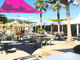 Camping Pas Cher vous présente avec son site Officiel campingpascher.fr, le Camping Siblu Le Montourey Funpass Inclus classé 4 étoiles, situé sur la commune de Fréjus dans le département Var (Provence Alpes Côte D'azur) en France. Le camping Siblu Le Montourey Funpass Inclus, vous présente un hébergement de type mobil-home de 37 m² avec climatisation. Le camping Siblu Le Montourey Funpass Inclus vous propose du sam. 04 avril au sam. 11 avril 2026 pour 7 nuits à 490€. Cette location propose 25 dates différentes pour réserver votre séjour. Découvrez également les 6 autres gammes d'hébergements du camping. Les Avis clients pour le Camping Siblu Le Montourey Funpass Inclus sont excellents avec une note moyenne de 8 sur 10. Mer, Piscine extérieure, Animations familiales, Club ados, Club enfants, Aire de jeux enfants, Canoë-kayak, Centre équestre, Golf, Parcours sportif, Ping-pong, Piscine, Plongée, Pétanque, Structure gonflable enfants, Terrain de volley-ball, Terrain multisports, Bar, Dépôt de pain, Plats à emporter, Snack/Bar, Supermarché, Épicerie,... En savoir plus : cliquez-ICI.