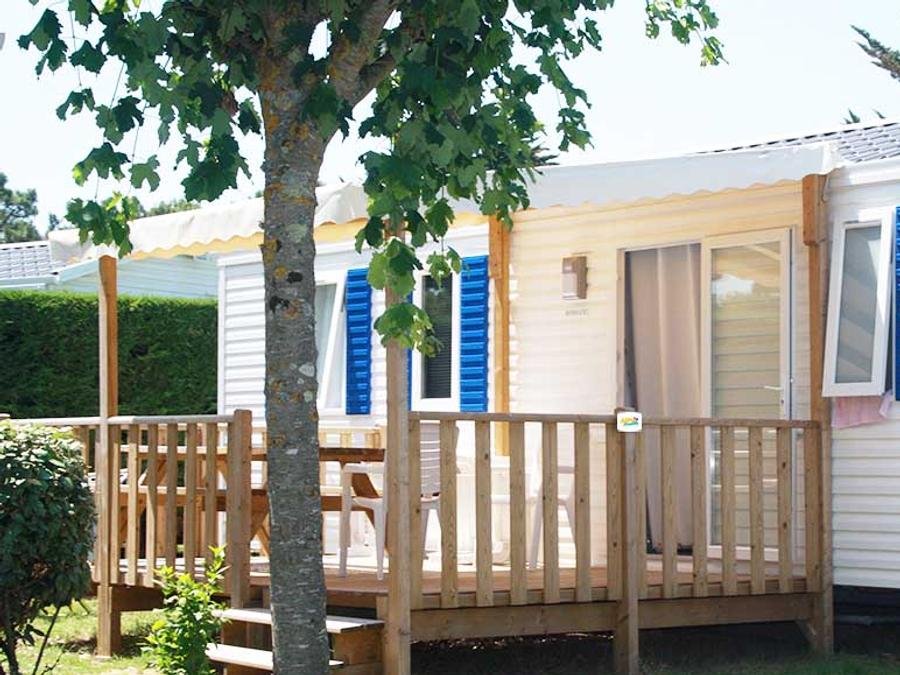 Camping Pas Cher vous présente avec son site Officiel campingpascher.fr, le CampingAu Vallon Rouge classé 4 étoiles, situé sur la commune de La Colle Sur Loup dans le département Alpes-maritimes (Provence Alpes Côte D'azur) en France. Le camping Au Vallon Rouge vous propose un hébergement de type mobil-home de 28 m² pour 8 personnes avec climatisation (télévision). L'établissement vous propose 5 autres types d'hébergements. Découvrez tous nos séjours à petits prix dans la commune et aux alentours de La Colle Sur Loup du département : Alpes-maritimes (Provence Alpes Côte D'azur). Les Avis clients pour le CampingAu Vallon Rouge sont excellents avec une note moyenne de 8 sur 10. Piscine chauffée, Piscine extérieure, Animations familiales, Club ados, Club enfants, Aire de jeux enfants, Baby-foot, Canoë-kayak, Centre équestre, Golf, Ping-pong, Piscine, Pétanque, Terrain multisports, Bar, Plats à emporter, Restaurant, Snack/Bar, Épicerie,... En savoir plus : cliquez-ICI.