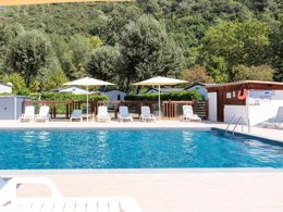 Camping Pas Cher vous présente avec son site Officiel campingpascher.fr, le CampingAu Vallon Rouge classé 4 étoiles, situé sur la commune de La Colle Sur Loup dans le département Alpes-maritimes (Provence Alpes Côte D'azur) en France. Le camping Au Vallon Rouge vous propose un hébergement de type mobil-home de 28 m² pour 8 personnes avec climatisation (télévision). L'établissement vous propose 5 autres types d'hébergements. Découvrez tous nos séjours à petits prix dans la commune et aux alentours de La Colle Sur Loup du département : Alpes-maritimes (Provence Alpes Côte D'azur). Les Avis clients pour le CampingAu Vallon Rouge sont excellents avec une note moyenne de 8 sur 10. Piscine chauffée, Piscine extérieure, Animations familiales, Club ados, Club enfants, Aire de jeux enfants, Baby-foot, Canoë-kayak, Centre équestre, Golf, Ping-pong, Piscine, Pétanque, Terrain multisports, Bar, Plats à emporter, Restaurant, Snack/Bar, Épicerie,... En savoir plus : cliquez-ICI.