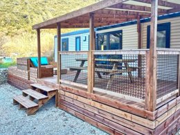 Camping Pas Cher vous présente avec son site Officiel campingpascher.fr, le CampingAu Vallon Rouge classé 4 étoiles, situé sur la commune de La Colle Sur Loup dans le département Alpes-maritimes (Provence Alpes Côte D'azur) en France. Le camping Au Vallon Rouge, vous présente un hébergement de type mobil-home de 28 m² pour 6 personnes avec climatisation et télévision. Le camping Au Vallon Rouge vous proposeun séjour PAS CHER avec une REMISEdu sam. 12 septembre au sam. 19 septembre 2026, en promotion à -32% pour 7 nuits à 319 € au lieu de 475,0 € soit une Économie de 156 €. Cette location propose 22 dates différentes pour réserver votre séjour. Découvrez également les 3 autres gammes d'hébergements du camping. Les Avis clients pour le CampingAu Vallon Rouge sont excellents avec une note moyenne de 8 sur 10. Piscine chauffée, Piscine extérieure, Animations familiales, Club ados, Club enfants, Aire de jeux enfants, Baby-foot, Canoë-kayak, Centre équestre, Golf, Ping-pong, Piscine, Pétanque, Terrain multisports, Bar, Plats à emporter, Restaurant, Snack/Bar, Épicerie,... En savoir plus : cliquez-ICI.