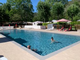 Camping Pas Cher vous présente avec son site Officiel campingpascher.fr, le CampingAu Vallon Rouge classé 4 étoiles, situé sur la commune de La Colle Sur Loup dans le département Alpes-maritimes (Provence Alpes Côte D'azur) en France. Le camping Au Vallon Rouge, vous présente un hébergement de type mobil-home de 28 m² pour 6 personnes avec climatisation et télévision. Le camping Au Vallon Rouge vous proposeun séjour PAS CHER avec une REMISEdu sam. 12 septembre au sam. 19 septembre 2026, en promotion à -32% pour 7 nuits à 319 € au lieu de 475,0 € soit une Économie de 156 €. Cette location propose 22 dates différentes pour réserver votre séjour. Découvrez également les 3 autres gammes d'hébergements du camping. Les Avis clients pour le CampingAu Vallon Rouge sont excellents avec une note moyenne de 8 sur 10. Piscine chauffée, Piscine extérieure, Animations familiales, Club ados, Club enfants, Aire de jeux enfants, Baby-foot, Canoë-kayak, Centre équestre, Golf, Ping-pong, Piscine, Pétanque, Terrain multisports, Bar, Plats à emporter, Restaurant, Snack/Bar, Épicerie,... En savoir plus : cliquez-ICI.