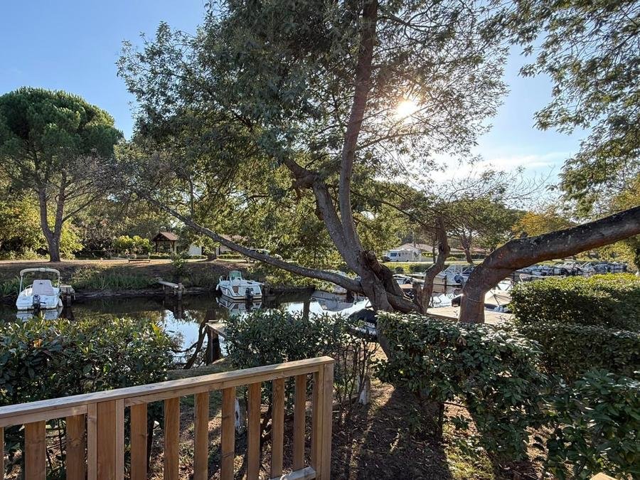 Camping Pas Cher vous présente avec son site Officiel campingpascher.fr, le Camping Club Navarrosse Plage 4* - MS VACANCES classé 4 étoiles, situé sur la commune de Biscarrosse dans le département Landes (Aquitaine) en France. Le camping Club Navarrosse Plage 4* - MS VACANCES vous propose un hébergement de type mobil-home de 40 m² pour 8 personnes avec climatisation (télévision). L'établissement vous propose 19 autres types d'hébergements. Découvrez tous nos séjours à petits prix dans la commune et aux alentours de Biscarrosse du département : Landes (Aquitaine). Les Avis clients pour le Camping Club Navarrosse Plage 4* - MS VACANCES sont excellents avec une note moyenne de 8 sur 10. Lac, Piscine chauffée, Piscine extérieure, Animations familiales, Club ados, Club enfants, Aire de jeux enfants, Canoë-kayak, Centre équestre, Court de padel en extérieur, Golf, Paddle, Parcours sportif, Ping-pong, Pétanque, Salle de fitness, Ski nautique, Structure gonflable enfants, Surf, Terrain de beach-volley, Terrain multisports, kiteSurf, Bar, Snack/Bar, Épicerie,... En savoir plus : cliquez-ICI.