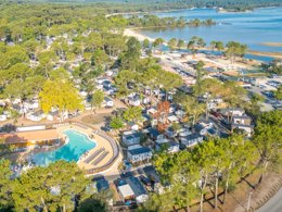 Camping Pas Cher vous présente avec son site Officiel campingpascher.fr, le Camping Club Navarrosse Plage 4* - MS VACANCES classé 4 étoiles, situé sur la commune de Biscarrosse dans le département Landes (Aquitaine) en France. Le camping Club Navarrosse Plage 4* - MS VACANCES, vous présente un hébergement de type lodge de 25 m² pour 4 personnes. Le camping Club Navarrosse Plage 4* - MS VACANCES vous propose du sam. 27 juin au sam. 04 juillet 2026, en promotion à -25% pour 7 nuits à 446,25 € au lieu de 595,0 € soit une Économie de 148,75 €. Cette location propose 40 dates différentes pour réserver votre séjour. Découvrez également les 19 autres gammes d'hébergements du camping. Les Avis clients pour le Camping Club Navarrosse Plage 4* - MS VACANCES sont excellents avec une note moyenne de 8 sur 10. Lac, Piscine chauffée, Piscine extérieure, Animations familiales, Club ados, Club enfants, Aire de jeux enfants, Canoë-kayak, Centre équestre, Court de padel en extérieur, Golf, Paddle, Parcours sportif, Ping-pong, Pétanque, Salle de fitness, Ski nautique, Structure gonflable enfants, Surf, Terrain de beach-volley, Terrain multisports, kiteSurf, Bar, Snack/Bar, Épicerie,... En savoir plus : cliquez-ICI.